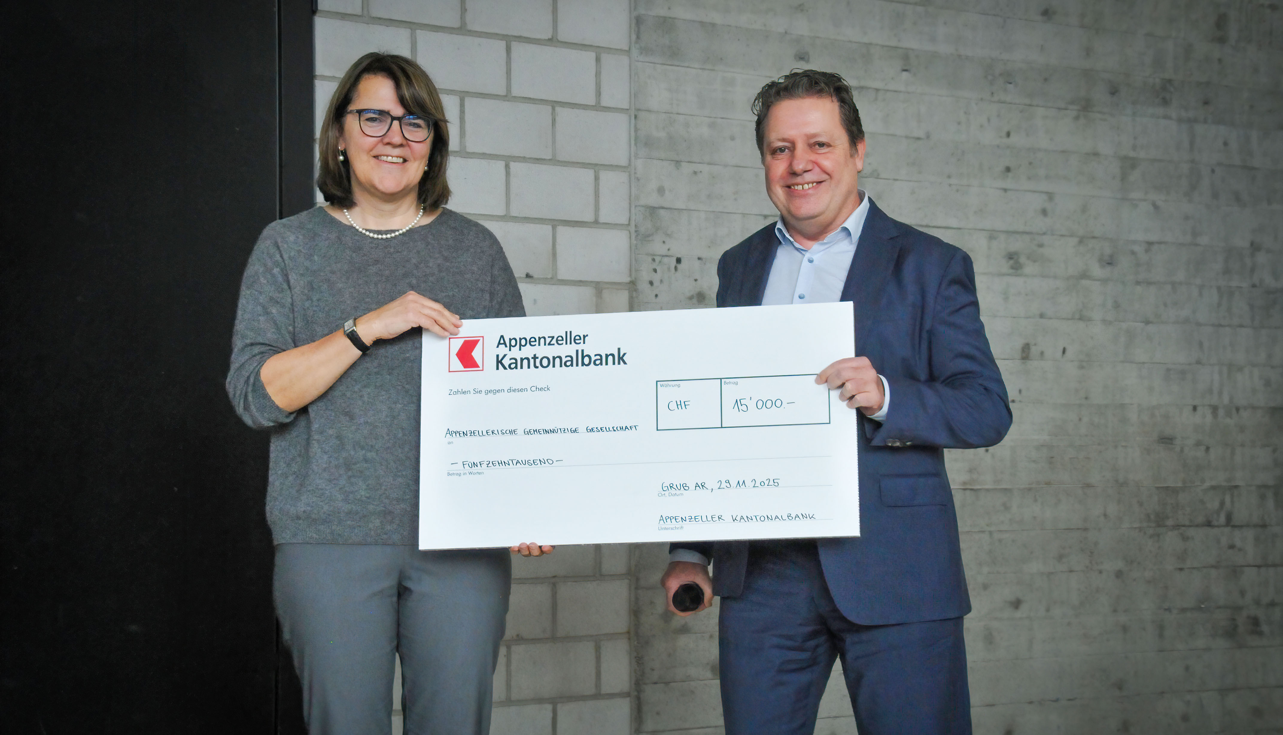 Scheckübergabe an die AGG