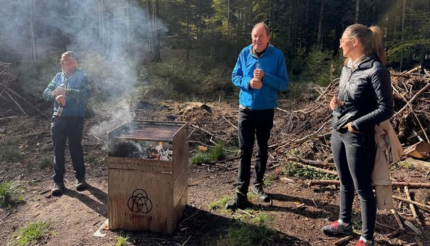 Drei Personen stehen bei schönen Herbstwetter da
