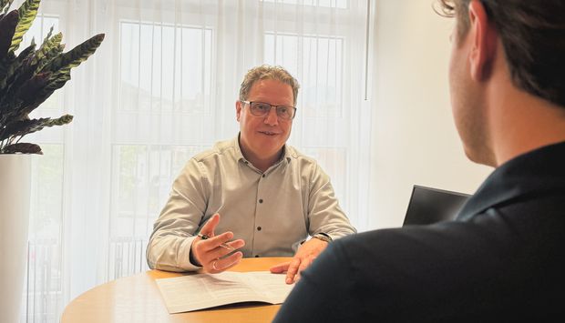 Thomas Brägger im Büro